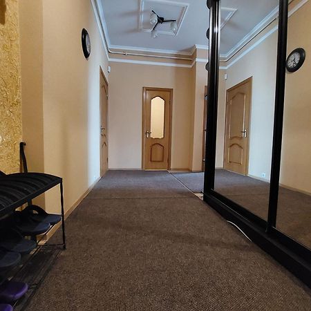 Двокімнатні апартаменти у самому центрі Луцк Экстерьер фото
