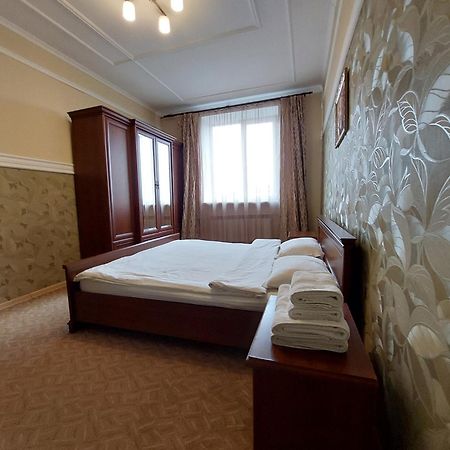 Двокімнатні апартаменти у самому центрі Луцк Экстерьер фото